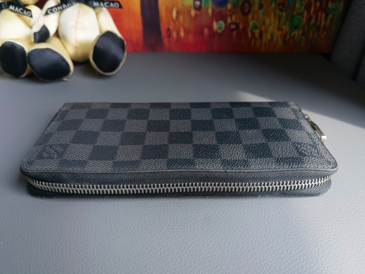 Lv灰色棋盘格辣椒钱包。购于韩国。内里有笔...