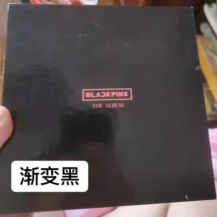 出BLACKPINKthealbum渐变黑...