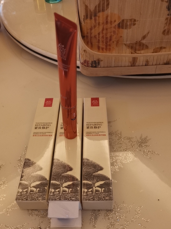 善草纪龙血眼霜包邮