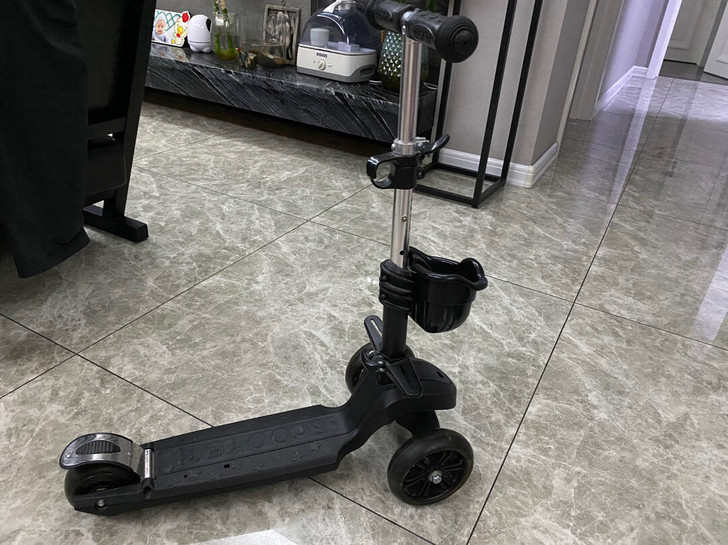 宝宝滑板车,高度能调节。支持自取。