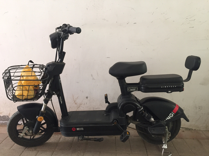爱玛电动车，新换的锂电瓶，九九成新，可拆卸...