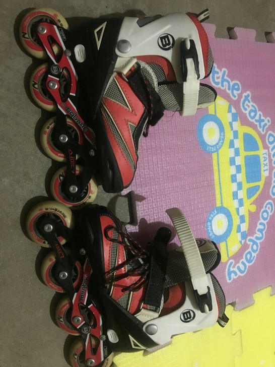 两双轮滑鞋，一双女鞋一双男鞋，女鞋是我上大...