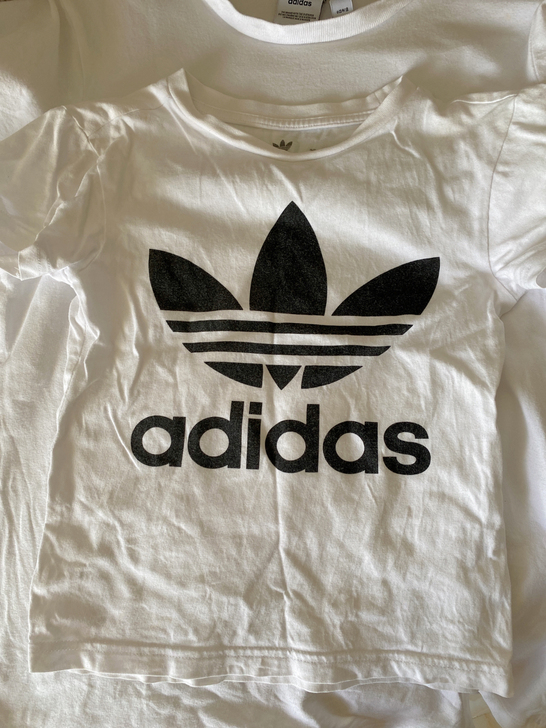 阿迪达斯三叶草白色短袖T恤和宝宝的亲子装。...