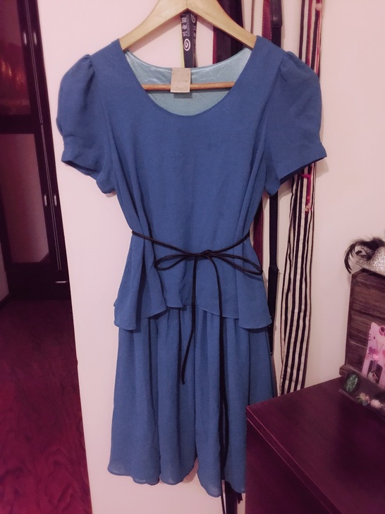 湛蓝很衬肤色 连衣裙腰带是随意搭配的 只转...