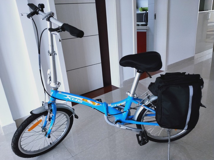 今年三月份刚买,只用过几次上公交车站,材质...