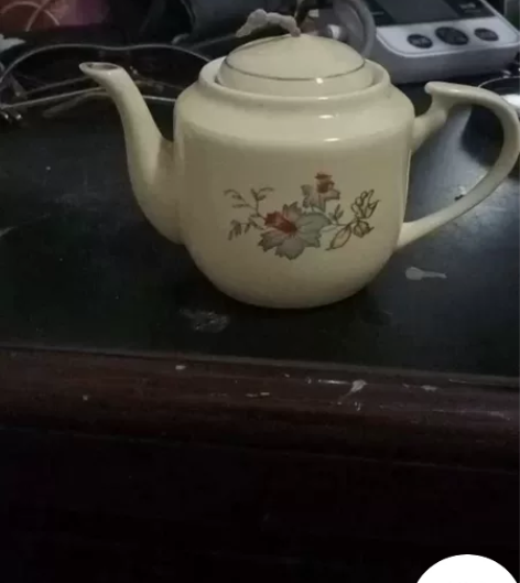 一把老的精美黄釉小壶(长15高9公分) 感...