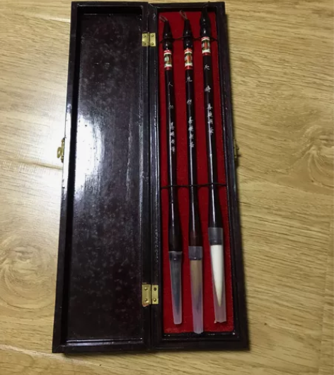 善琏湖笔3支,全新。长30厘米。 感兴趣的...
