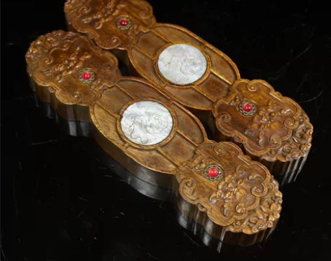 花梨木纯手工雕刻镶嵌贝壳宝石镇尺一对。 长...