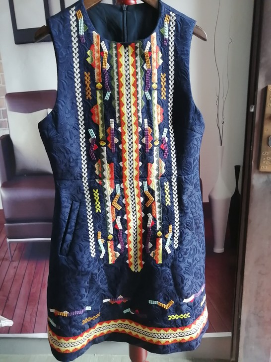 全新 连衣裙M码刺绣无袖连衣裙