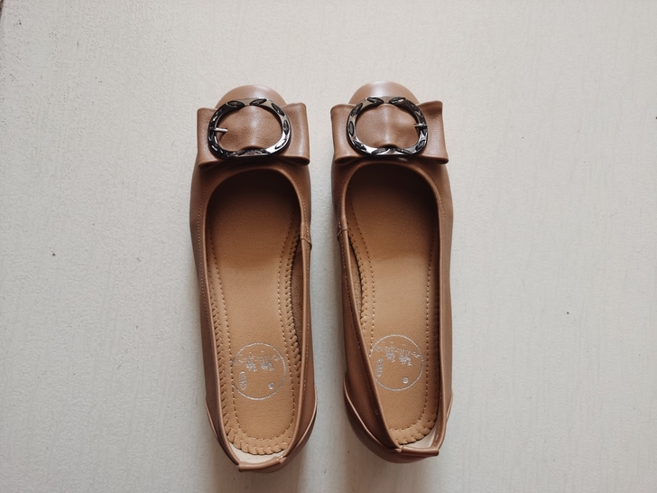 骆驼真皮低跟鞋