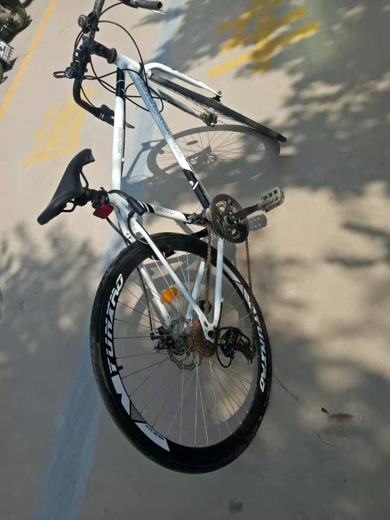 山地车，几乎全新，买回来只骑了一次，转给需...