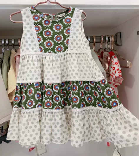 专柜买的民族风森系的连衣裙，面料很舒服，9...