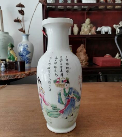 粉彩“八仙诗文”棒槌瓶 ​年代：50-70...