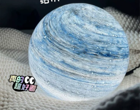 超好看的星球夜灯，夜晚放在床边，打开灯，犹...