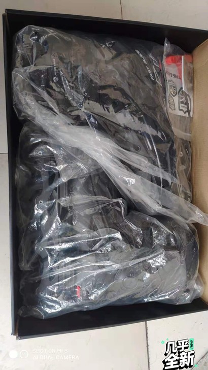 轮滑鞋，400多买的，就上体育课的时候买的...