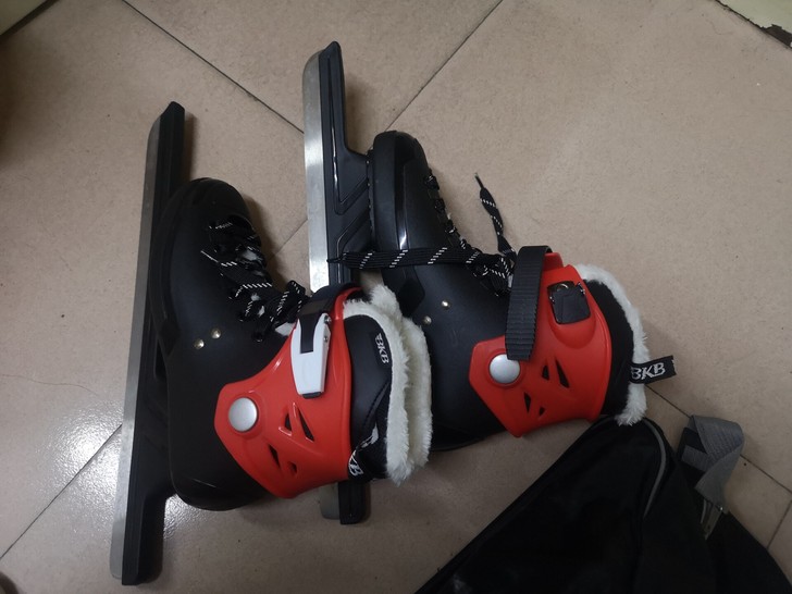 出冰刀鞋，36码，只穿过一次，30出