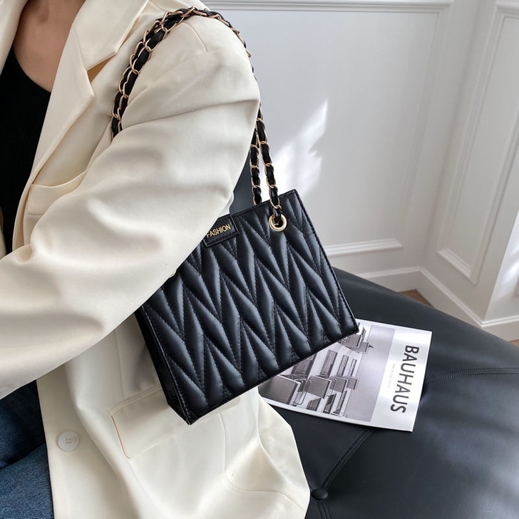 网红上新包包女2020新款潮时尚链条斜挎包...