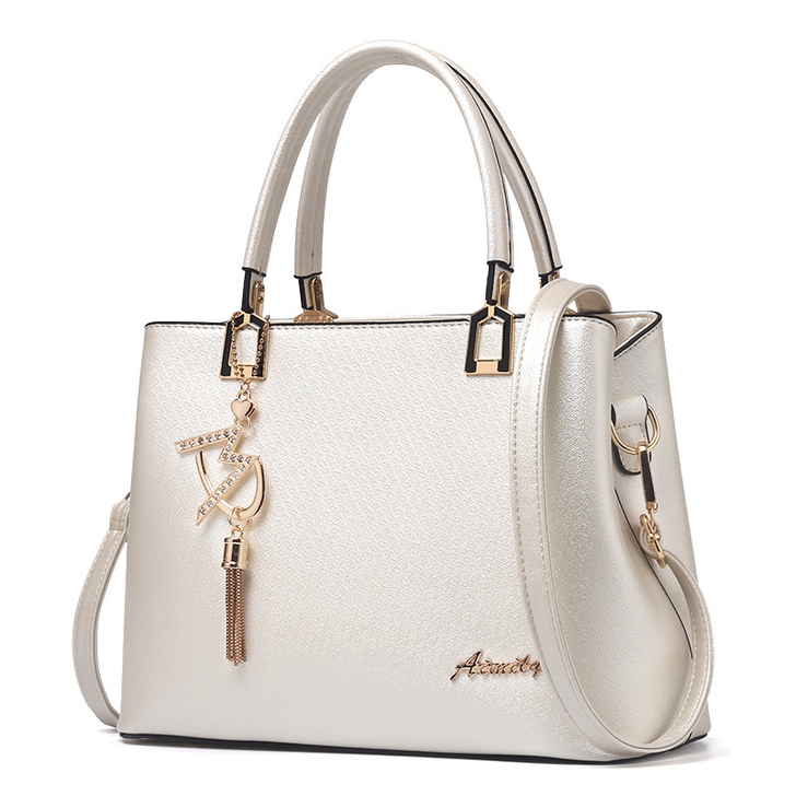 外贸尾单。米白色女士包包。全新未使用