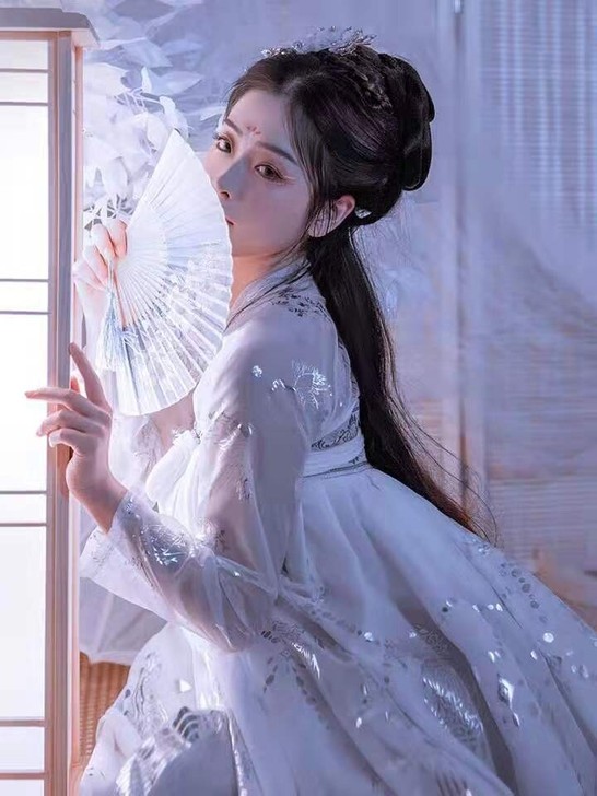 艺缕店汉服