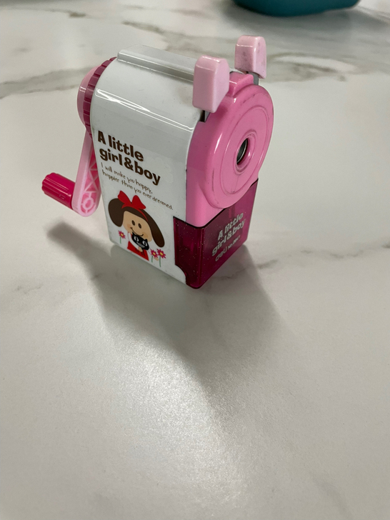 有铅笔的痕迹，橡皮或者洗洁精能擦掉，我懒得...