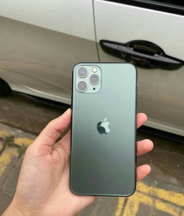 苹果11pro,大小正好,单手操作,小手的...