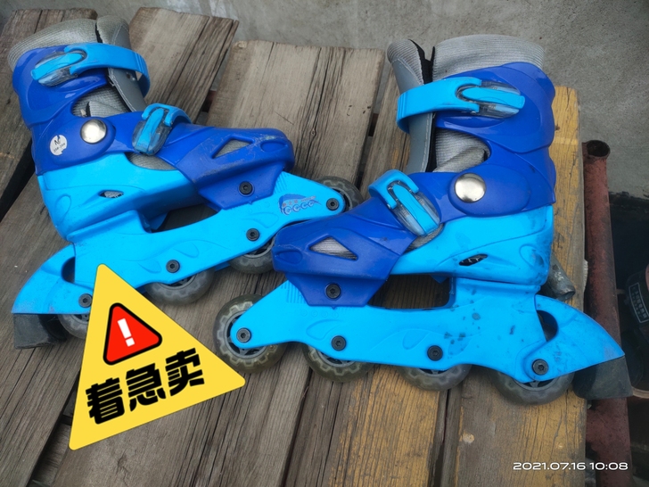 闲置的旱冰轮滑鞋出售适合35－38码。