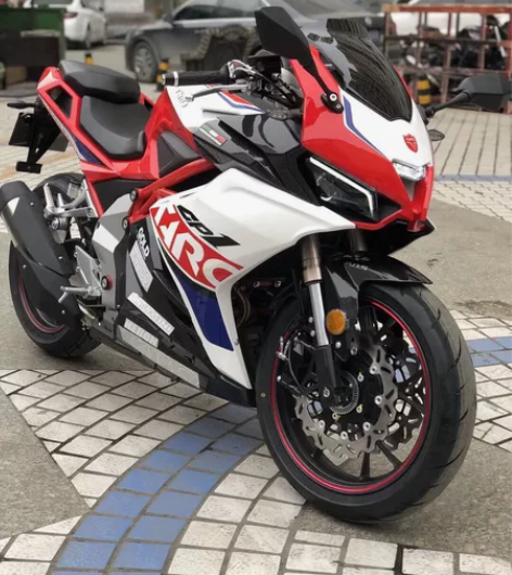台荣GP1，400CC 异步双缸、8气门、...