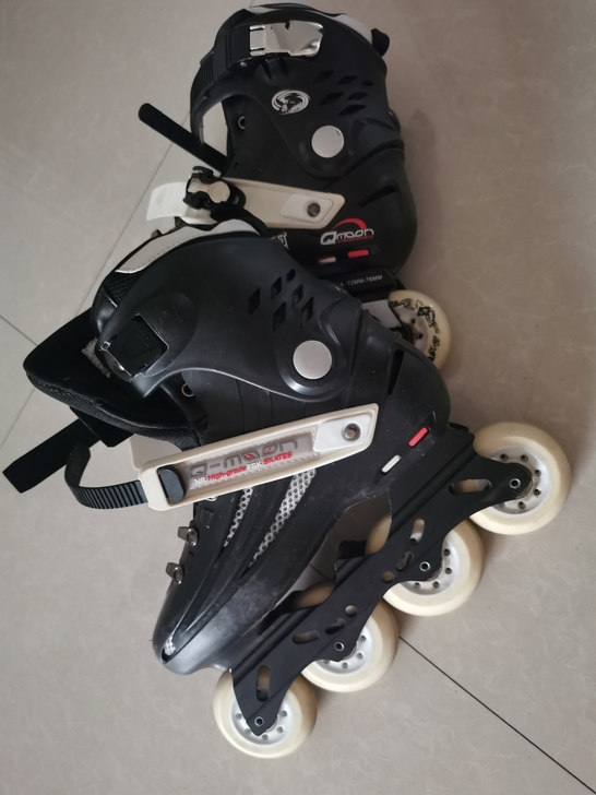 轮滑鞋是39码的，使用不超过十次，护具齐全...
