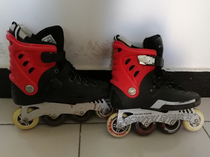 五成新轮滑鞋