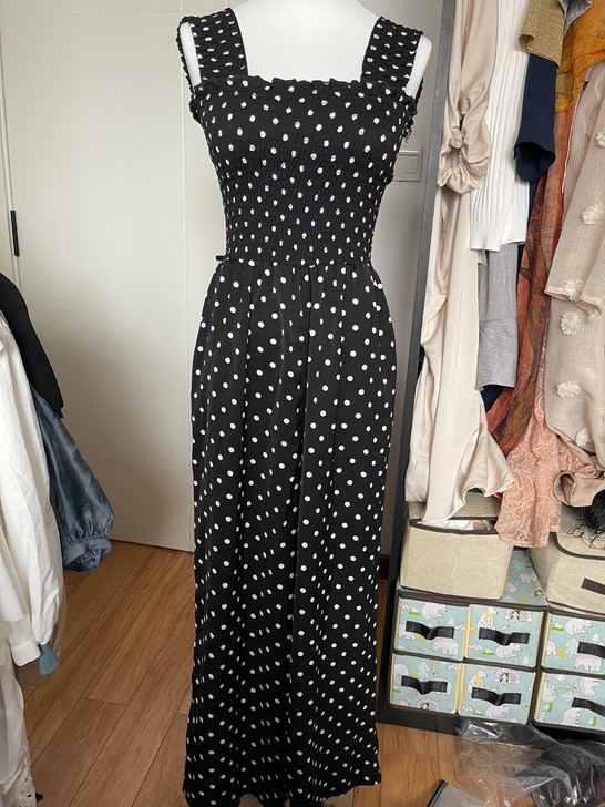 波点吊带连体裤，上身是松紧带的，下面是阔腿...