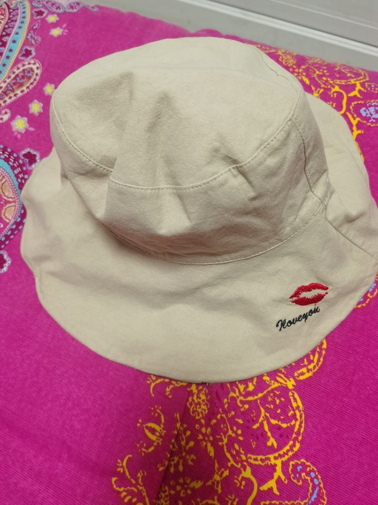 商场买的帽子，基本全新