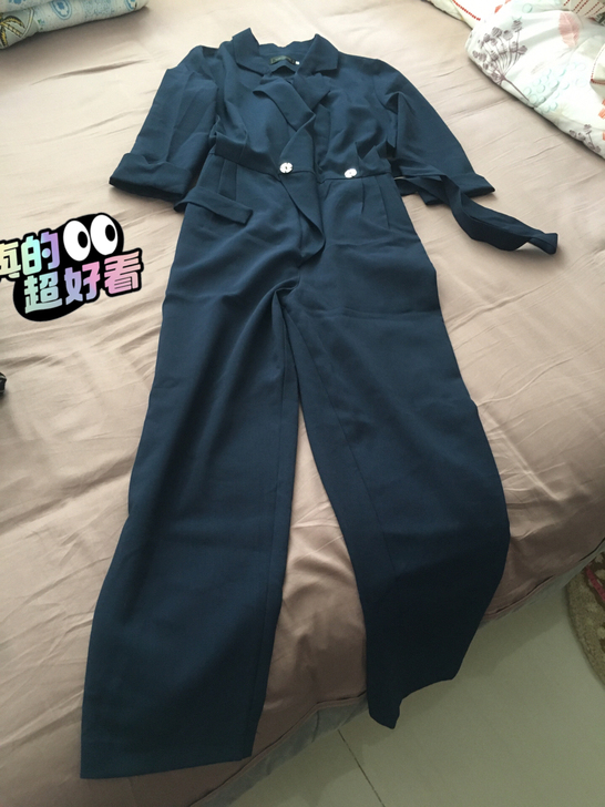 #工装连体裤# 坦白说料子没有很好，但是很...
