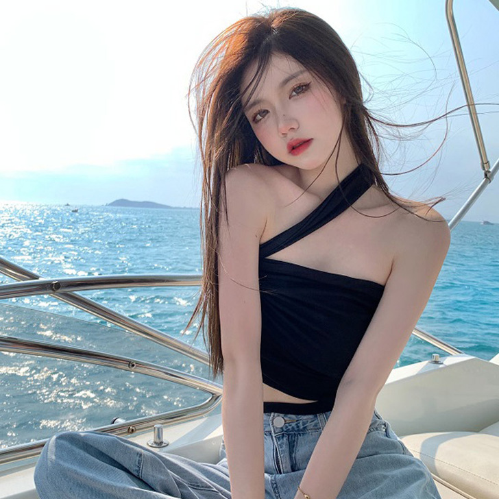 海边穿搭欧美辣妹风挂脖性感吊带打底背心设计...