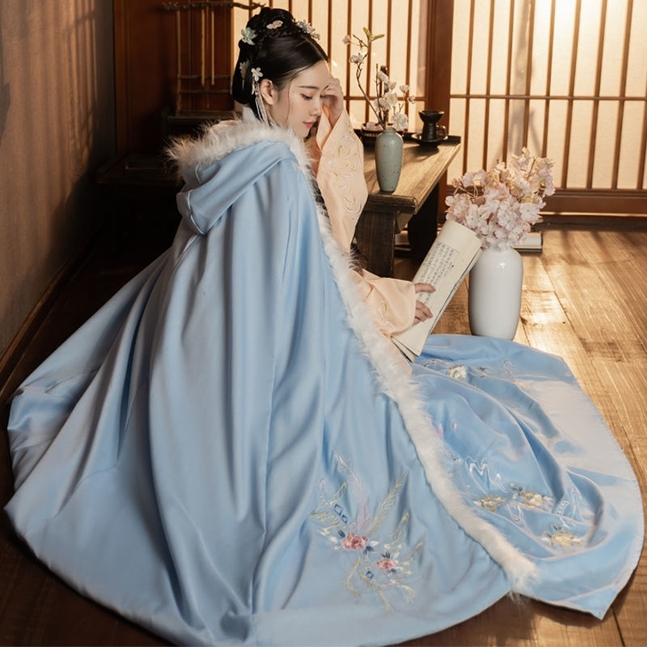 出/换。茗月宣斗篷，全新带吊牌