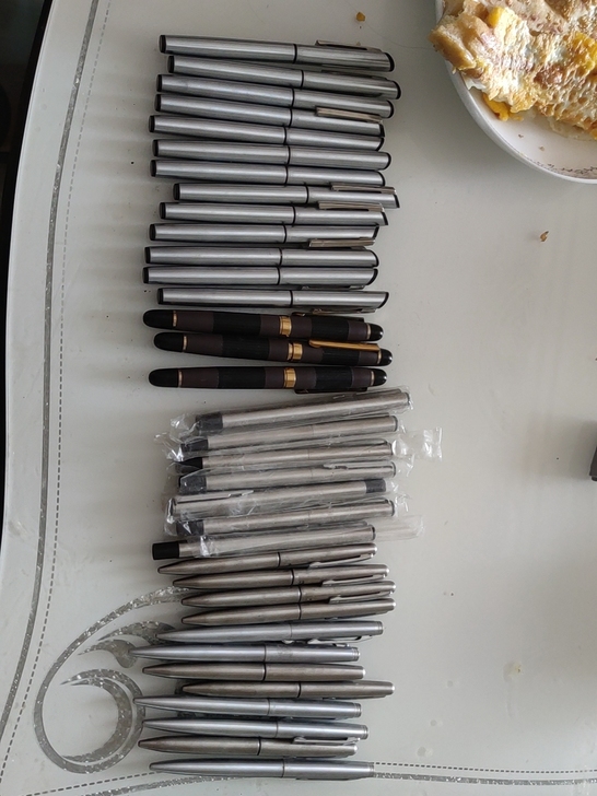 英雄60钢笔,安达848-3钢笔,和一些圆...