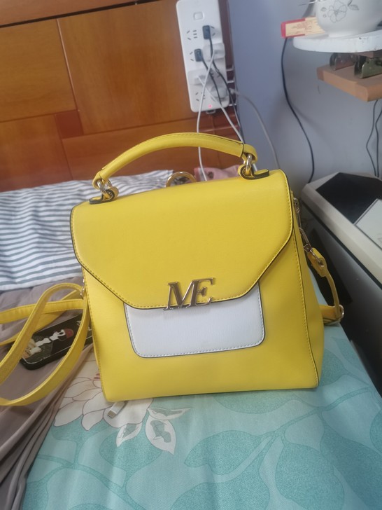 全新的,一次没背过,里面包装纸都没动,一点...