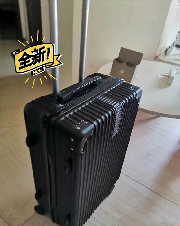 闲置出几个全新26寸里面是拉链的大容量行李箱