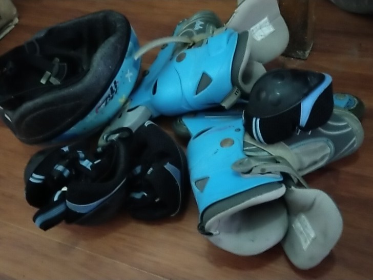 闲置一双溜冰鞋，小孩用不到了，质量很好