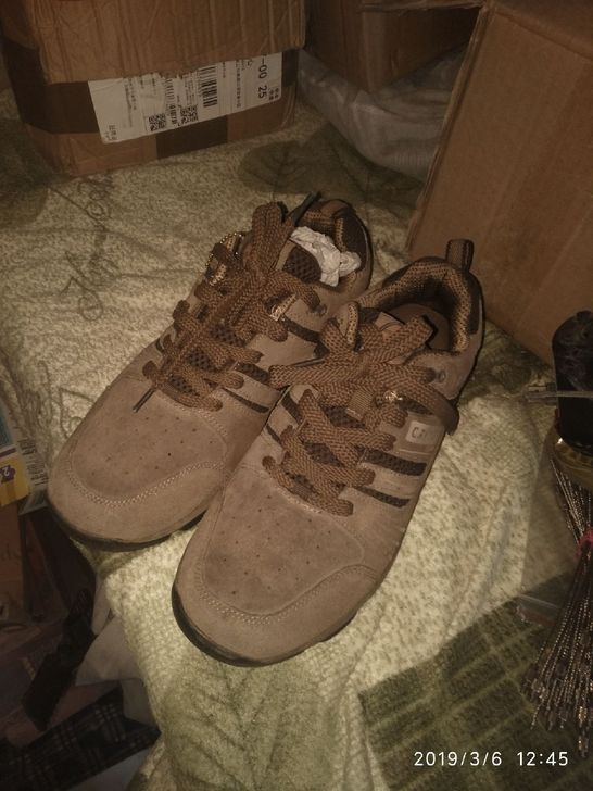 男款骆驼超轻徒步鞋 灰色43一双  60元...