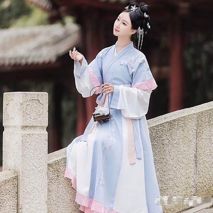 出绝版汉服，爽快人送小礼物，还有一双37码...