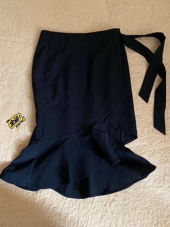 鱼尾裙，下摆不规则褶皱，侧腰系带，背面拉链，