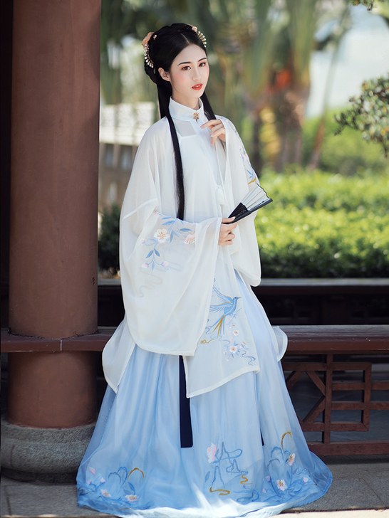 全新，仅试穿。由于买来降温了怕冷，一直没穿...