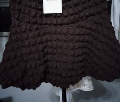 15元，深咖色荷叶边半身裙，松紧腰，泡泡纱...