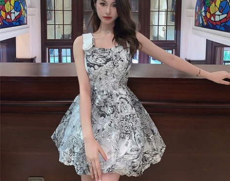 全新吊牌在水墨吊带连衣裙女夏季收腰蓬蓬裙氛...