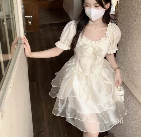 设计感仙女木耳边方领连衣裙女公主风收腰蓬蓬...