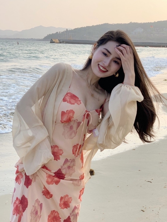 章蜜糖纯欲性感温柔优雅复古修身包臀度假吊带...