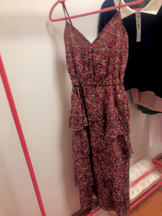 V领吊带连衣裙布料厚实，仅试穿了一次