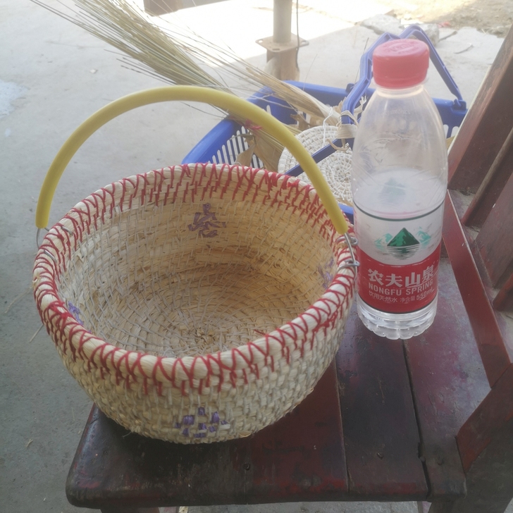 自己家老人纯手工编织的，玉米叶加稻草，纯手...