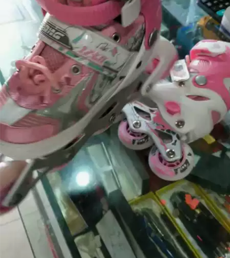 出全新亿动品牌儿童轮滑鞋溜冰鞋1双。尺码3...