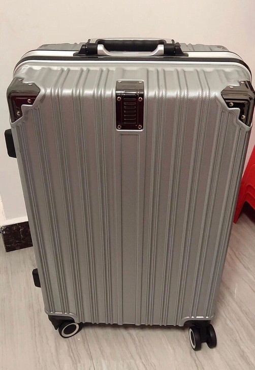 出几个26寸非常高档的行李箱，全新未用过，...